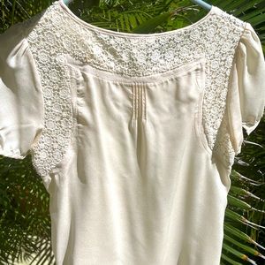 Beautiful Short sleeve blouse with flower details